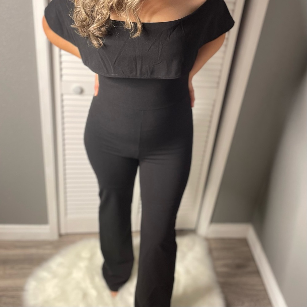 New-Jenn off the shoulder ruffle jumpsuit 🔥